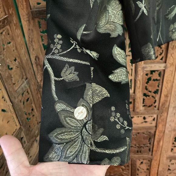 Brocade jacket with fur collar - Picture 12 of 12